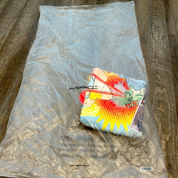 MAC WONDER WOMAN BOLD BABE TOTE - Picture 8 of 8